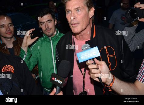 David Hasselhoff w Warszawie: Niemiecki Zbawiciel Przenosi Plażę na Stadion Narodowy!